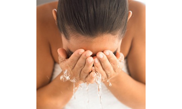 洗顔で肌を清潔にする女性